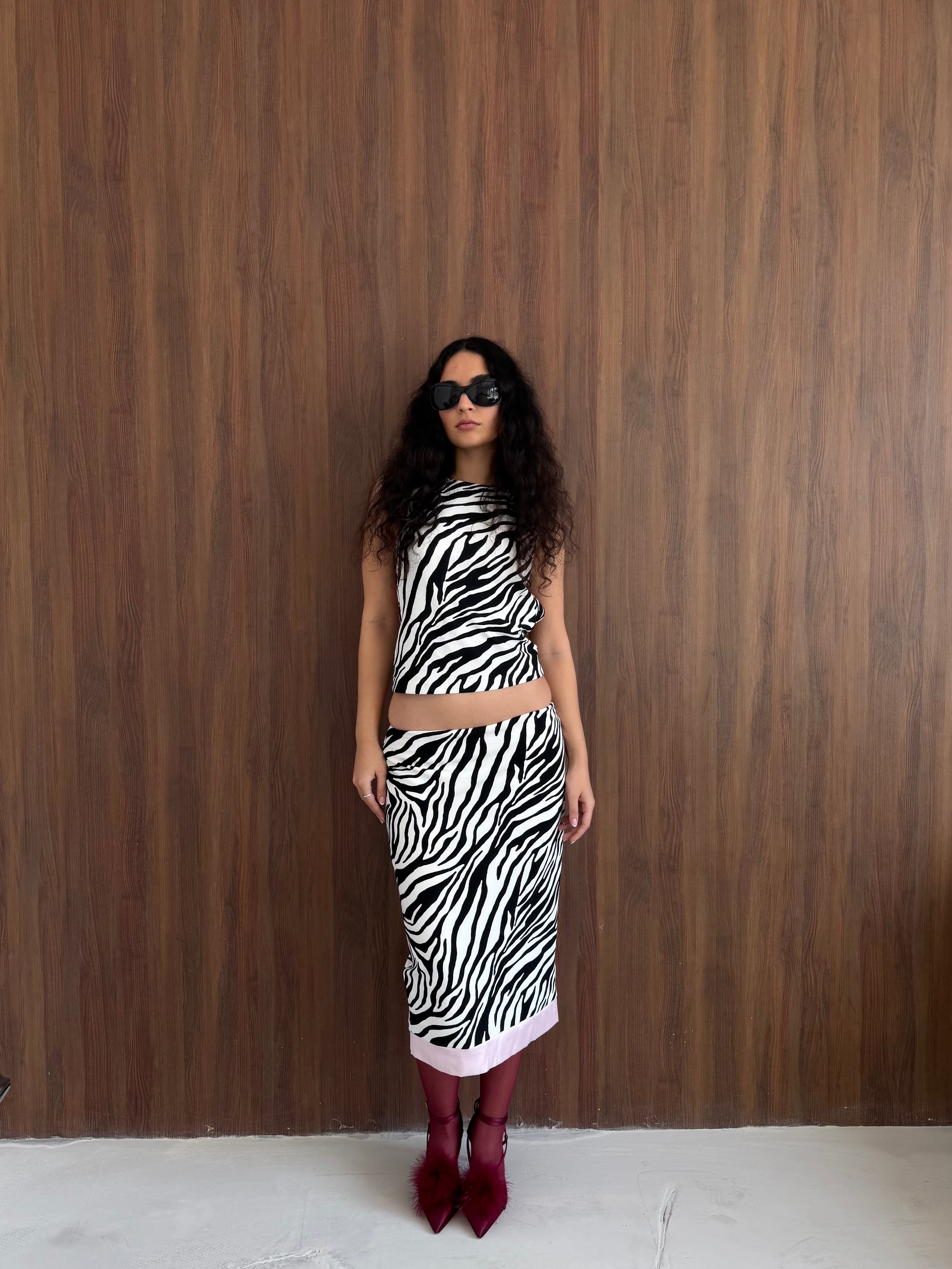 “plot twist” low-waist skirt