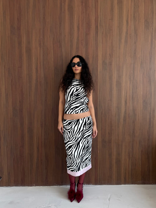 “plot twist” low-waist skirt